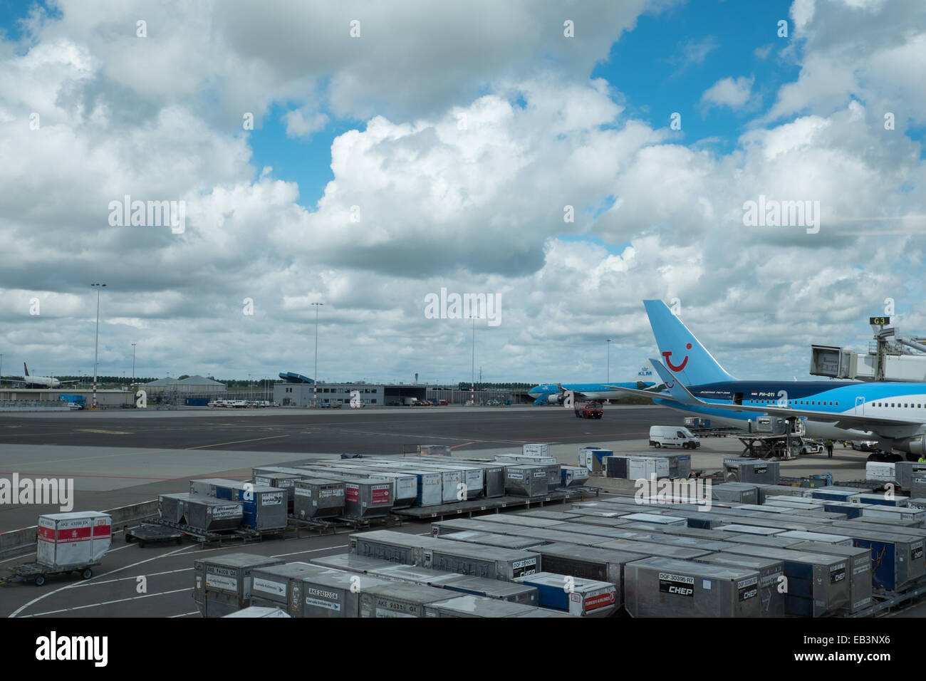 Flughafen Schiphol mit Fracht ein Flugzeug und blauer Himmel mit weißen Wolken Stockfoto