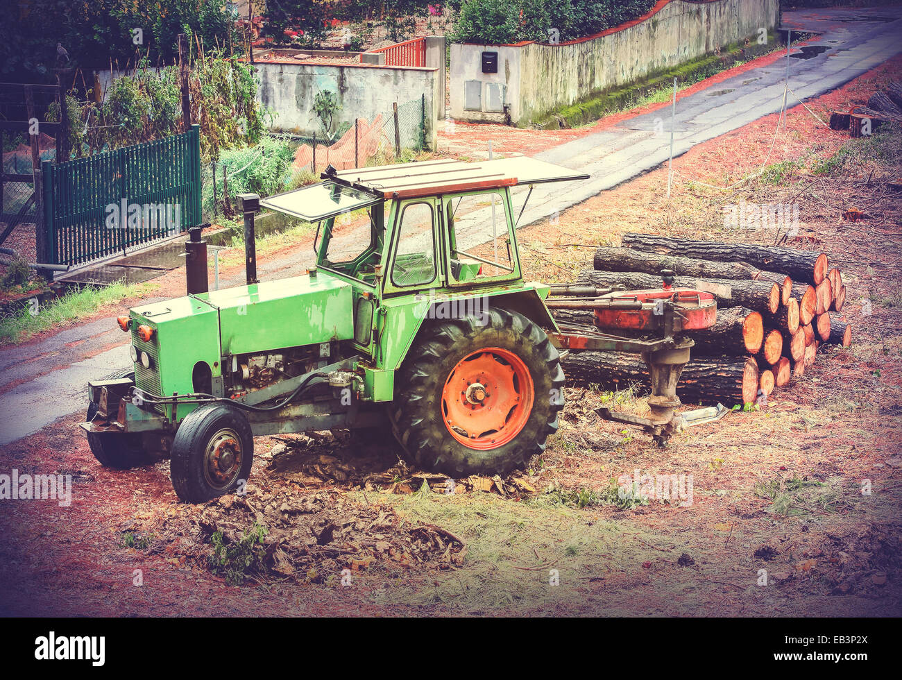 Vintage-Stil Bild des alten Traktor in der Holzindustrie eingesetzt. Stockfoto