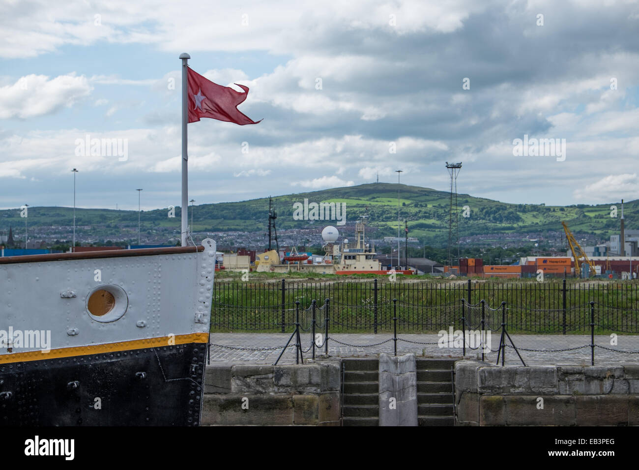 SS Nomadic Dampfschiff in Belfast Nordirland von Harland &amp; Wolff gebaut mit Irlands grüne Hügeln im Hintergrund Stockfoto
