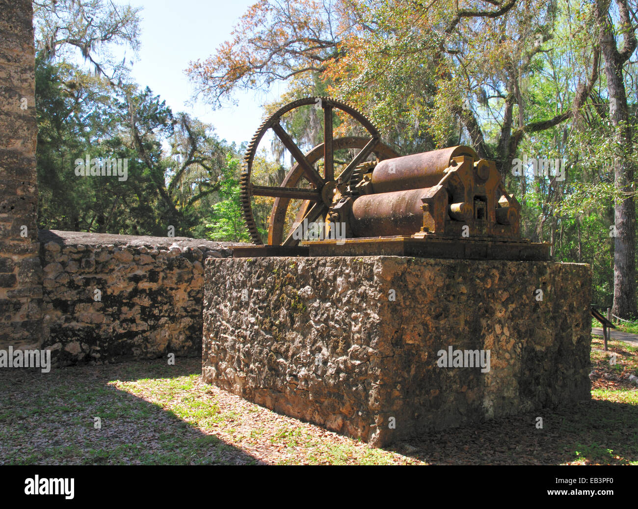 Walzenstuhl früher benutzt, um Zuckerrohr zu zerquetschen. Yulee Sugar Mill Ruinen historische Staatspark in alten Homosassa, Florida. Stockfoto