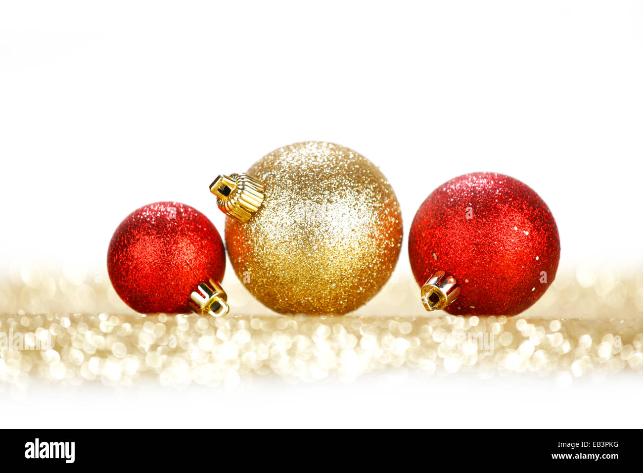 Drei Chritmas Kugeln auf glänzt isoliert auf weißem Hintergrund Stockfoto
