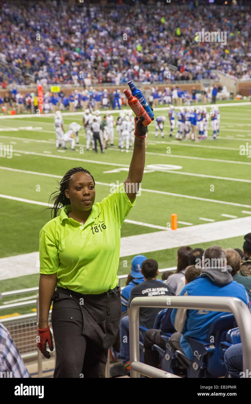 Detroit, Michigan - ein Anbieter verkauft Bier während eines Spiels der National Football League im Ford Field. Stockfoto