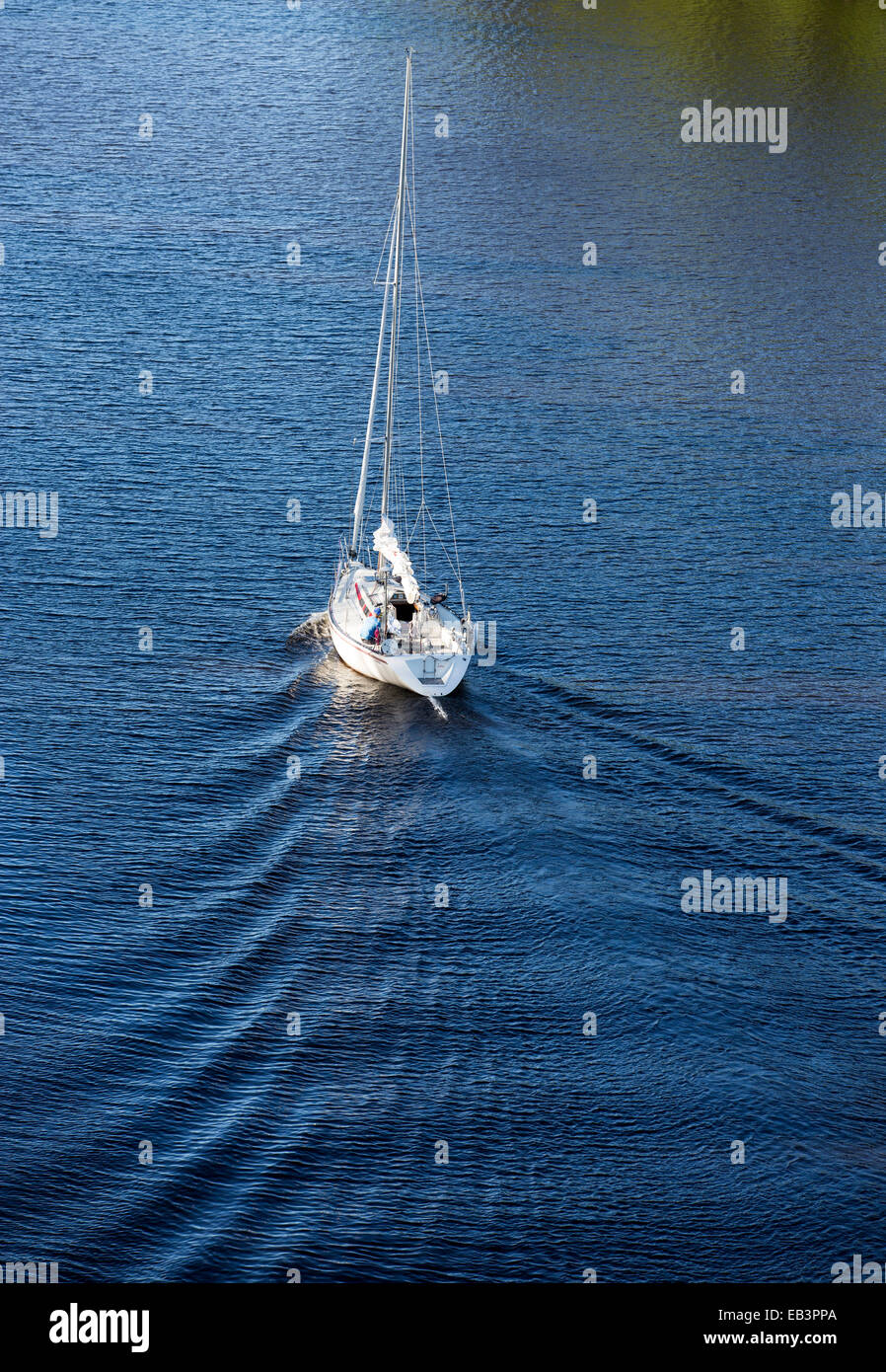 Luftaufnahme eines Segelbootes mit Motor am Binnenfluss , Leppävirta , Finnland Stockfoto