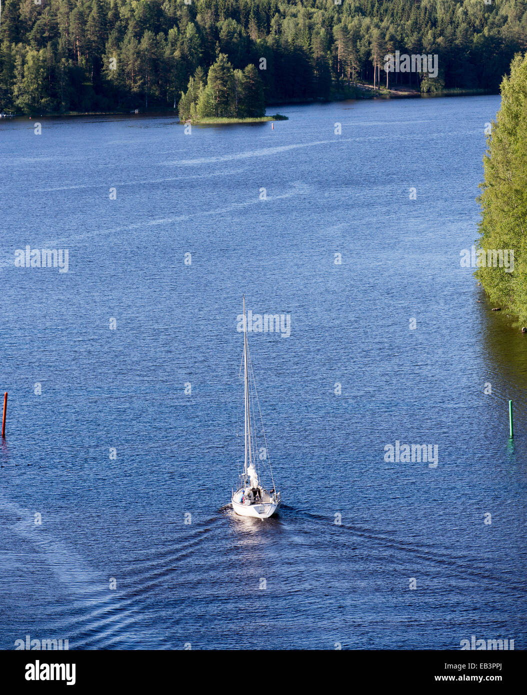 Luftaufnahme eines Segelbootes mit Motor am Binnenfluss , Leppävirta , Finnland Stockfoto