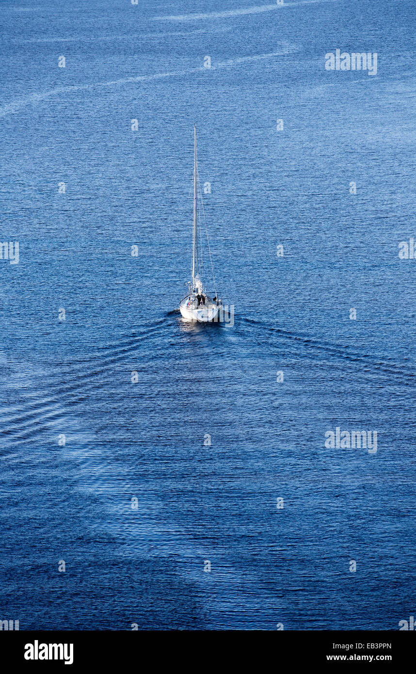 Luftaufnahme eines Segelbootes mit Motor am Binnenfluss , Leppävirta , Finnland Stockfoto