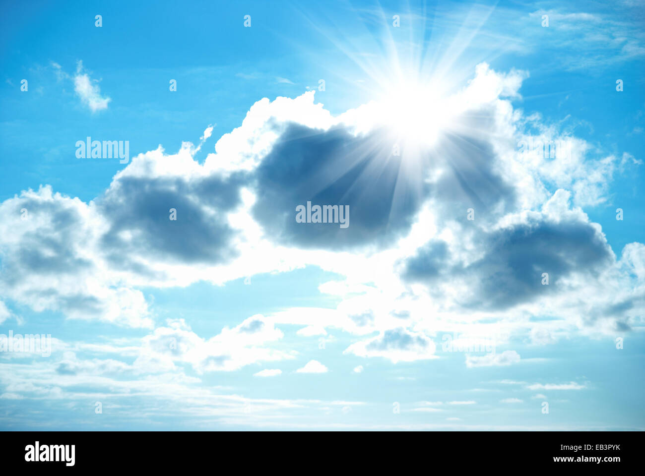 Schönen blauen Himmel mit Sonnenstrahlen und Wolken. Strahlen der Sonne. Stockfoto