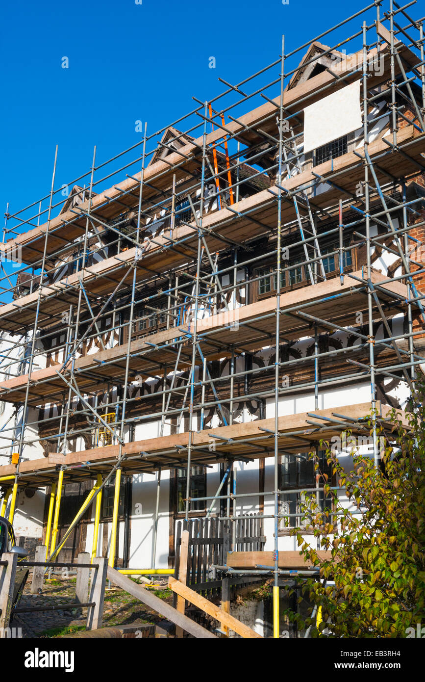 Ein Fachwerkbau bedeckt im Gerüstbau in Bridgnorth, Shropshire, England. Stockfoto