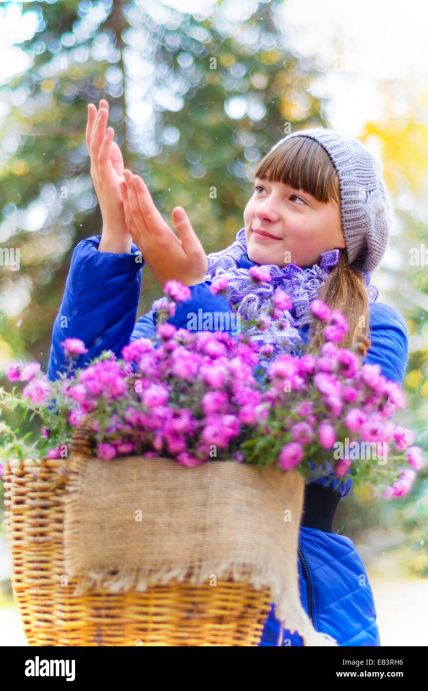 Das Mädchen im Park, fangen die erste Schneeflocken Stockfoto