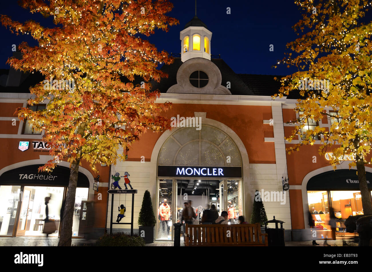 Moncler shop window -Fotos und -Bildmaterial in hoher Auflösung – Alamy