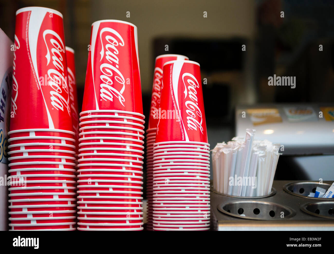 Stapel von Coca-Cola Fizzy Drink Paper Cups Stockfoto