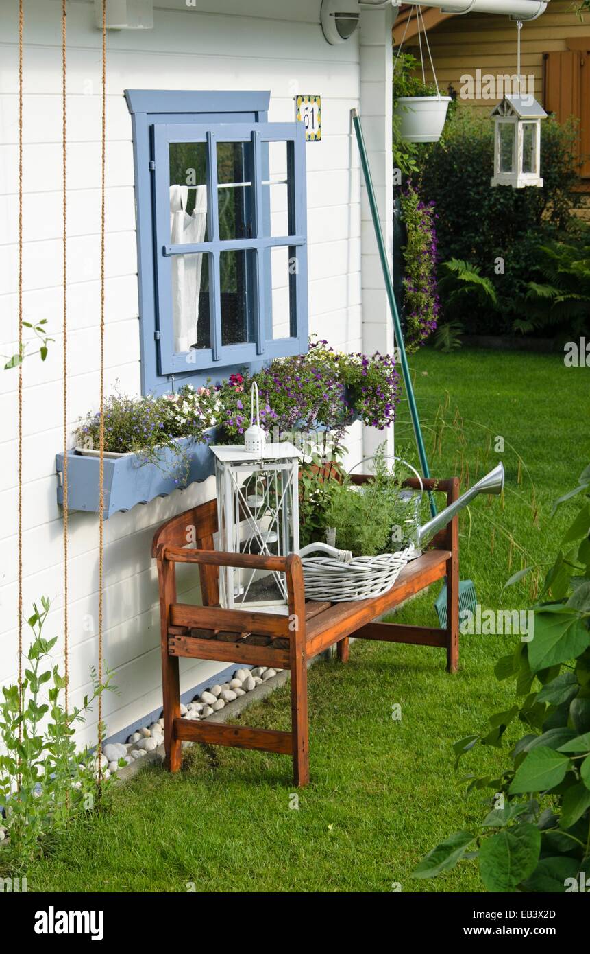 Weißen Garten Haus mit Sitzbank Stockfoto