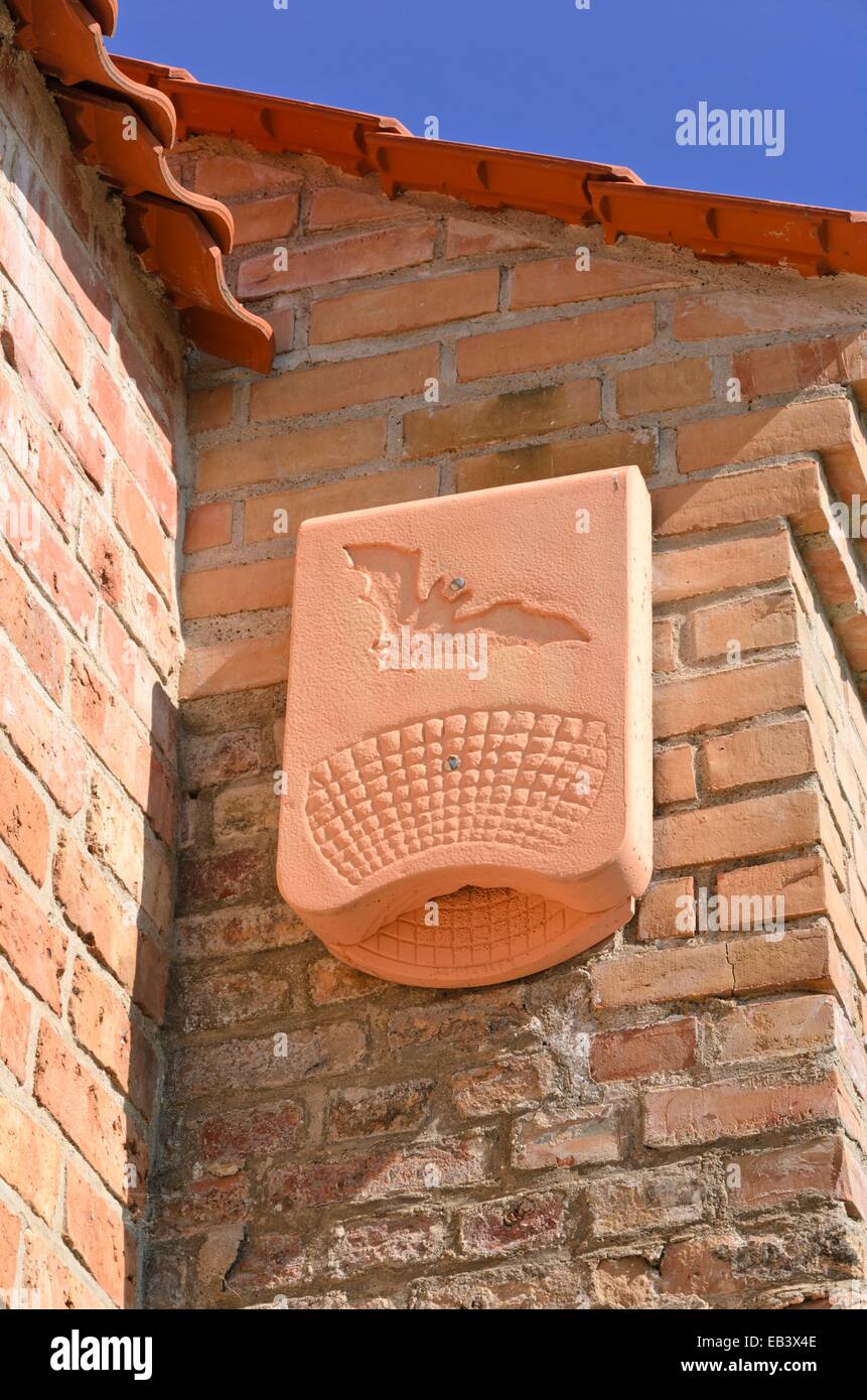 Bat Kasten auf einer Steinmauer Stockfoto