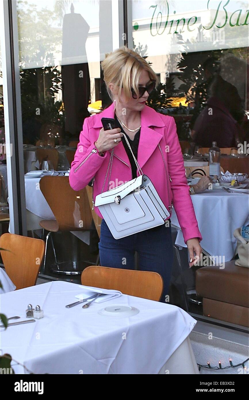 January Jones trägt eine heiße rosa Jacke aus Beverly Hills mit: Januar Jones wo: Los Angeles, California, Vereinigte Staaten von Amerika bei: 23. Mai 2014 Stockfoto