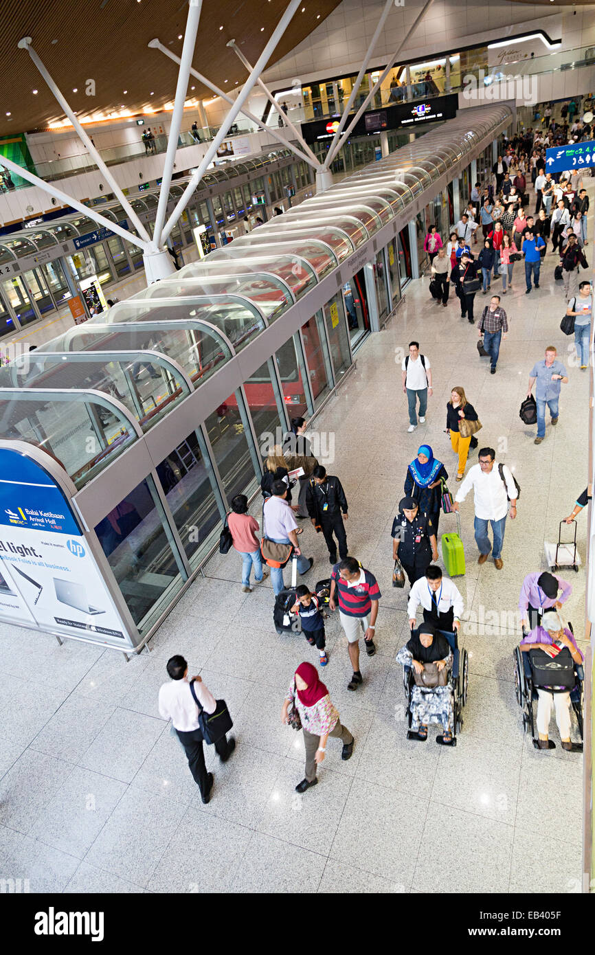 Menschen, die im Zusammentreffen mit Verkehrsmitteln, vom internationalen Flughafen Kuala Lumpur Malayisa Stockfoto