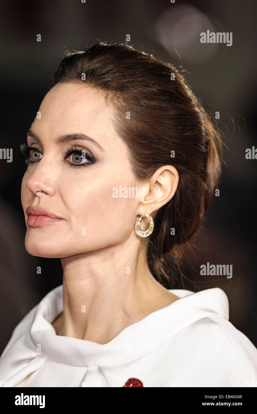 London, UK. 25. November 2014. Regisseur Angelina Jolie besucht die UK Premiere von ungebrochen auf 25.11.2014 im ODEON Leicester Square, London. Personen im Bild: Angelina Jolie. Bild von Julie Edwards/Alamy Live-Nachrichten Stockfoto
