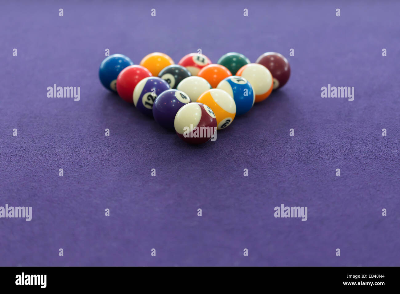 Billardtisch mit Kugeln in einem Dreieck angeordnet Stockfoto