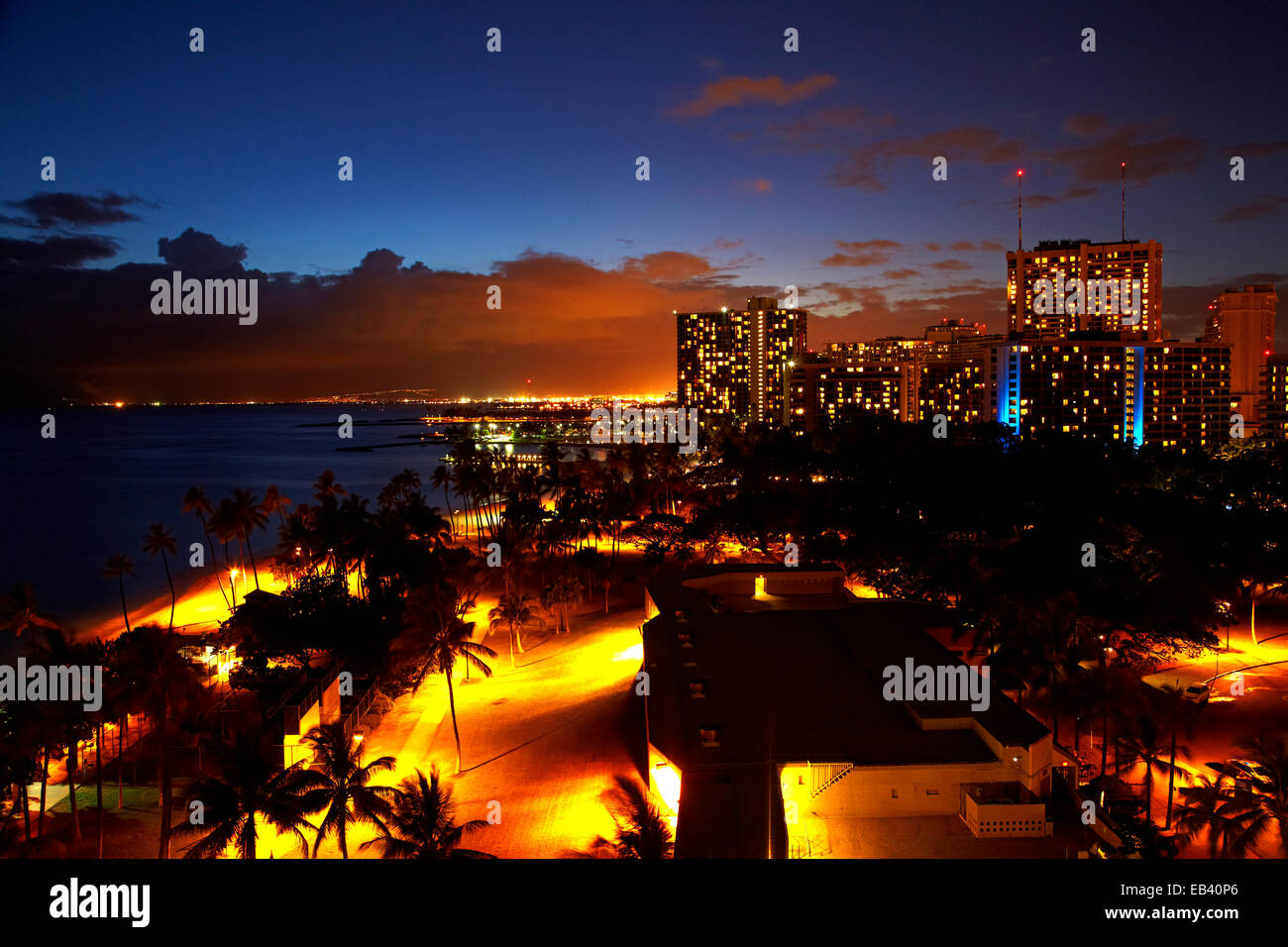 Sonnenuntergang über Hotels, Ferienwohnungen, und Fort DeRussy militärische Reservierung, Waikiki, Honolulu, Oahu, Hawaii, USA Stockfoto