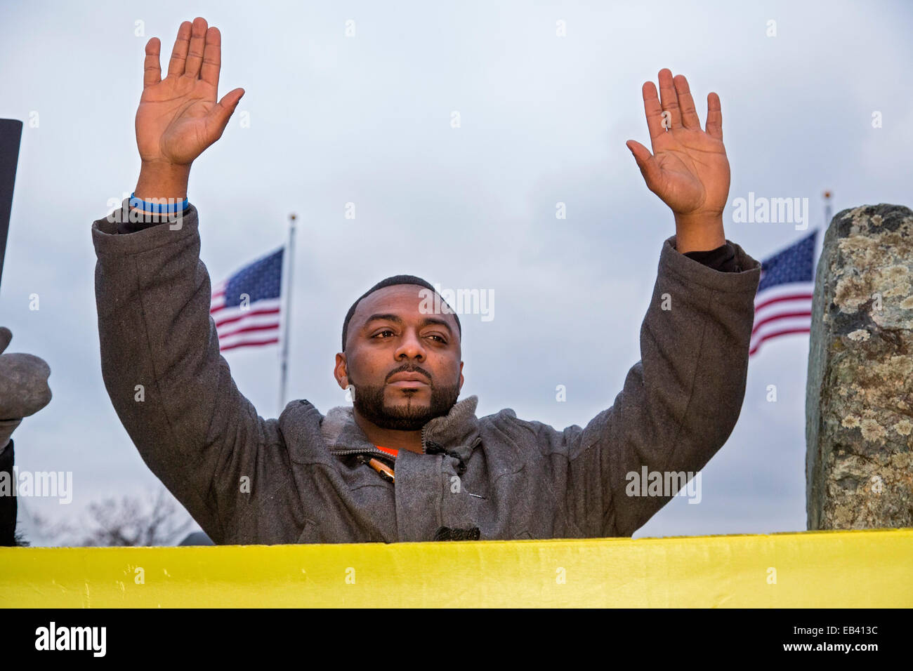 Detroit, Michigan, USA. 25. November 2014.  Menschen protestieren die Entscheidung einer Grand Jury in Ferguson, Missouri, kein weißer Polizist für den Mord an Michael Brown, eine unbewaffnete afro-amerikanischen Teenager anzuklagen. Bildnachweis: Jim West/Alamy Live-Nachrichten Stockfoto