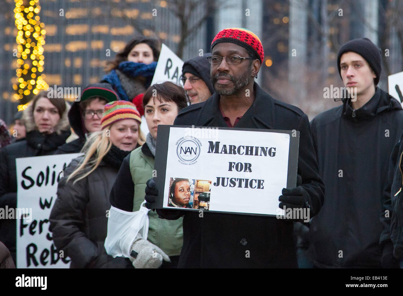 Detroit, Michigan, USA. 25. November 2014.  Menschen protestieren die Entscheidung einer Grand Jury in Ferguson, Missouri, kein weißer Polizist für den Mord an Michael Brown, eine unbewaffnete afro-amerikanischen Teenager anzuklagen. Bildnachweis: Jim West/Alamy Live-Nachrichten Stockfoto