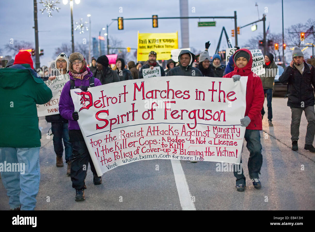 Detroit, Michigan, USA. 25. November 2014.  Menschen protestieren die Entscheidung einer Grand Jury in Ferguson, Missouri, kein weißer Polizist für den Mord an Michael Brown, eine unbewaffnete afro-amerikanischen Teenager anzuklagen. Bildnachweis: Jim West/Alamy Live-Nachrichten Stockfoto