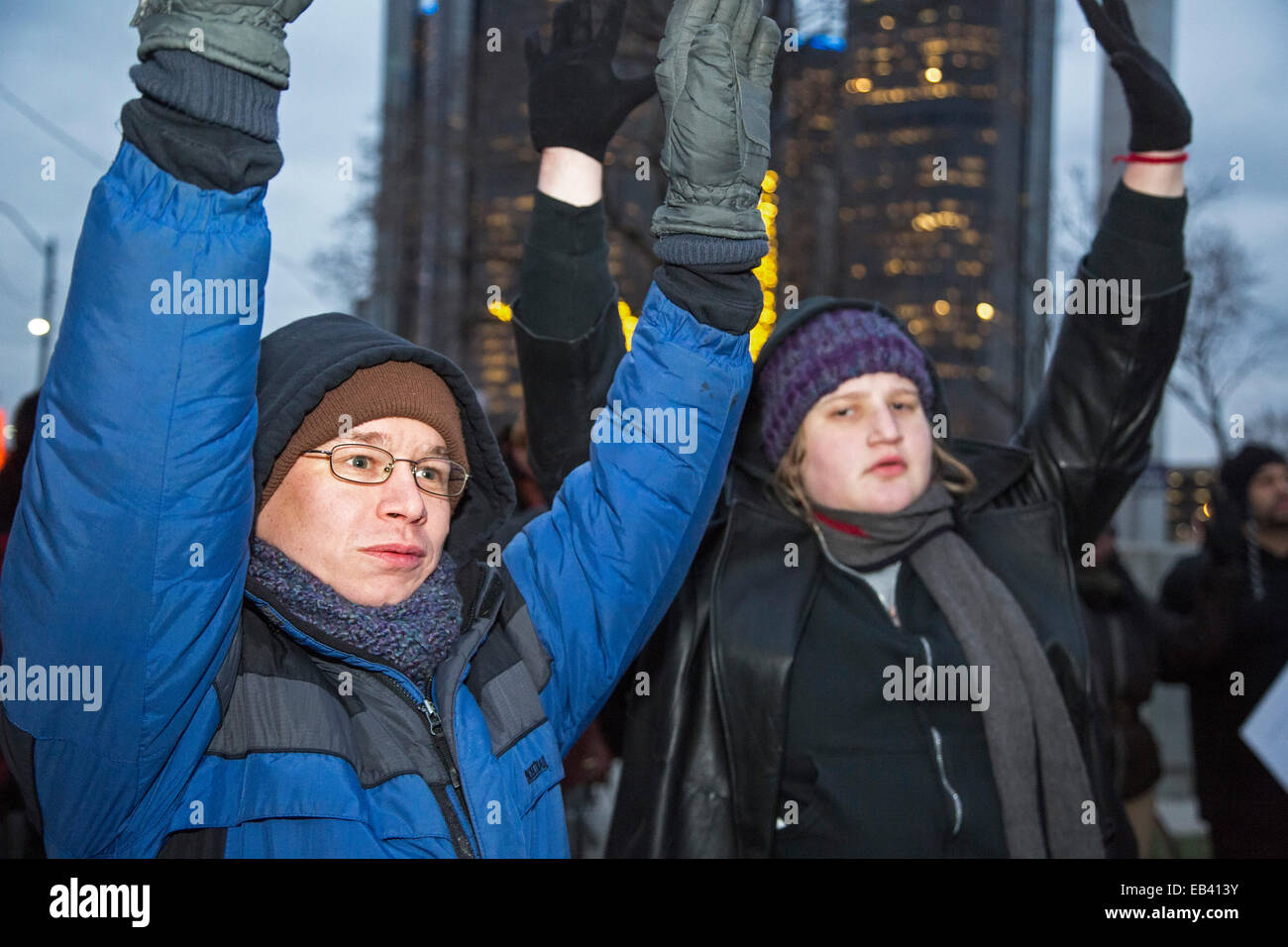 Detroit, Michigan, USA. 25. November 2014.  Menschen protestieren die Entscheidung einer Grand Jury in Ferguson, Missouri, kein weißer Polizist für den Mord an Michael Brown, eine unbewaffnete afro-amerikanischen Teenager anzuklagen. Bildnachweis: Jim West/Alamy Live-Nachrichten Stockfoto