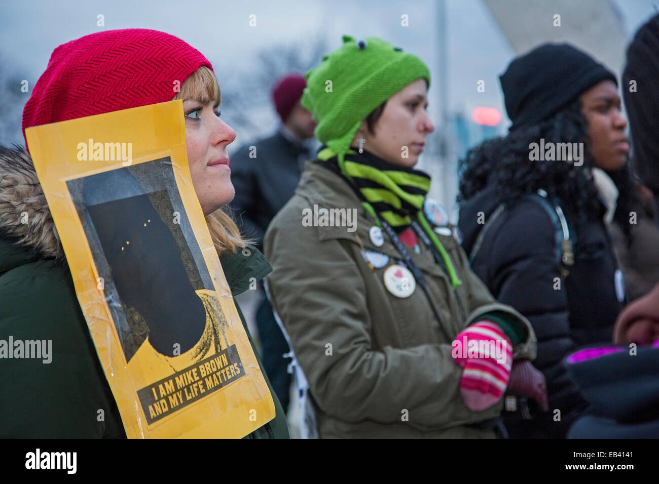 Detroit, Michigan, USA. 25. November 2014.  Menschen protestieren die Entscheidung einer Grand Jury in Ferguson, Missouri, kein weißer Polizist für den Mord an Michael Brown, eine unbewaffnete afro-amerikanischen Teenager anzuklagen. Bildnachweis: Jim West/Alamy Live-Nachrichten Stockfoto