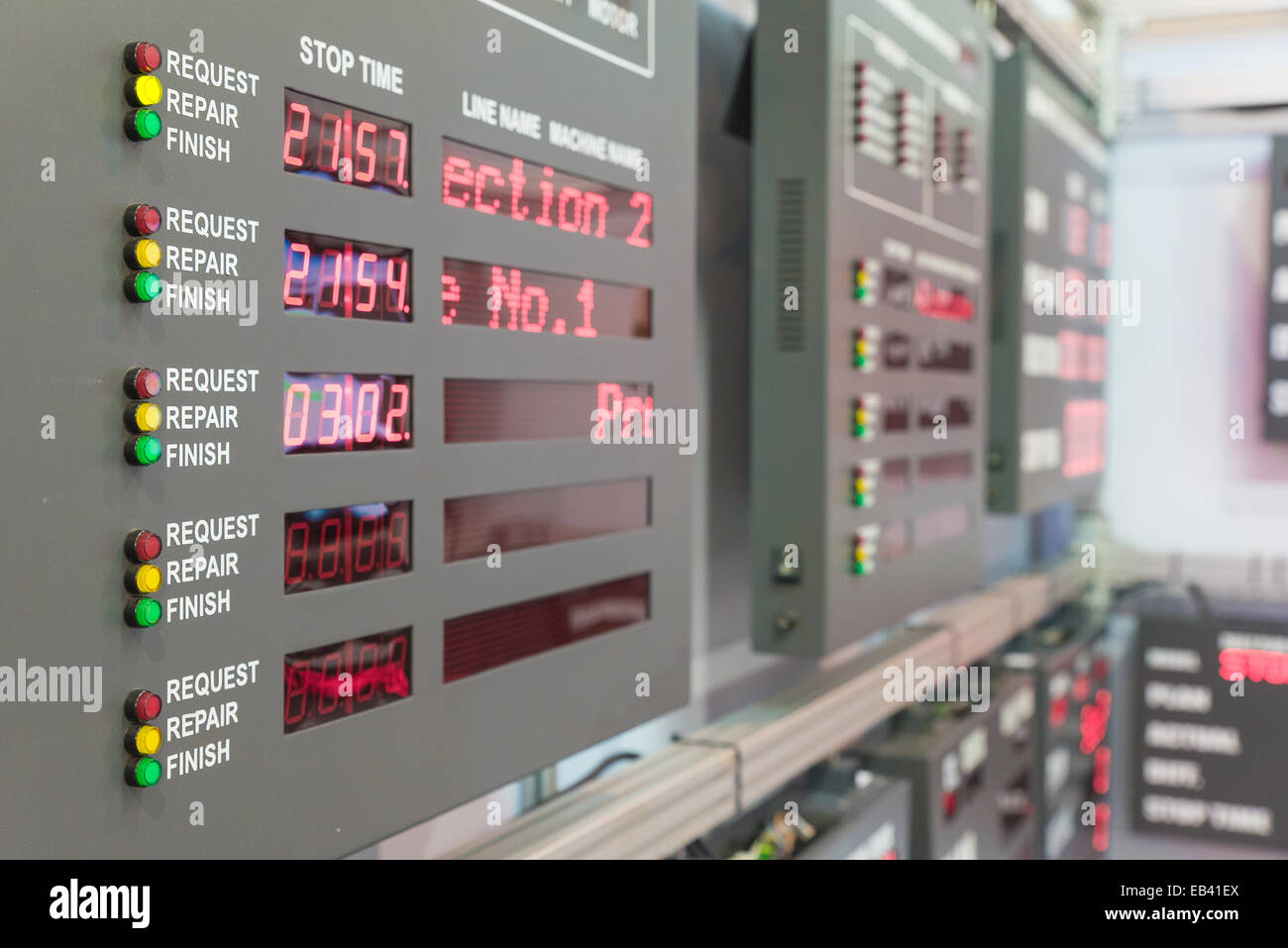 Maschine-Status-Monitor im Kontrollraum in Fabrik Stockfoto