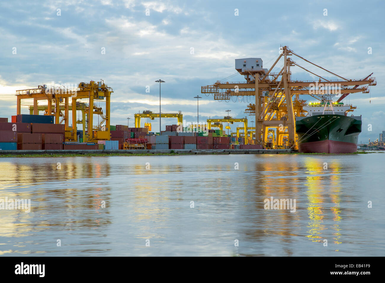 Cargo Fracht Containerschiff Kranbrücke in Werft arbeiten Stockfoto