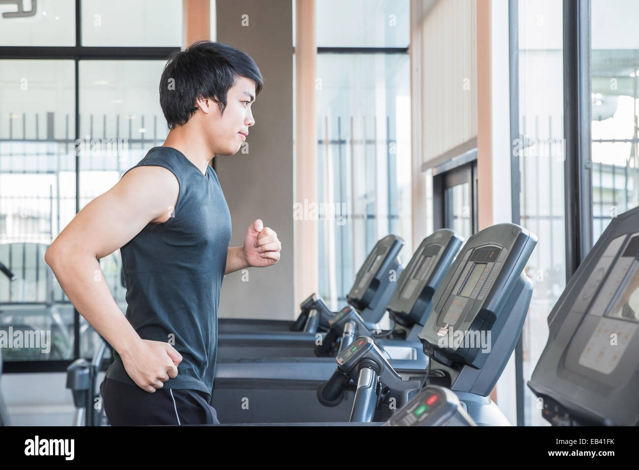 Mann in der Turnhalle Übung auf dem Laufband Stockfoto