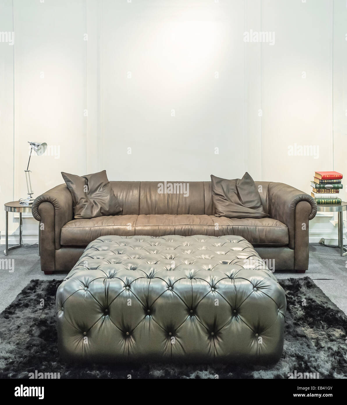 Geräumiges Wohnzimmer mit großen Sofa in einem Luxushaus Stockfoto
