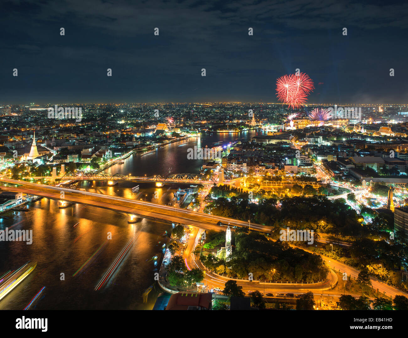 Nacht-Szene Chao Phraya-Fluss mit Feuerwerk, Bangkok, Thailand Stockfoto