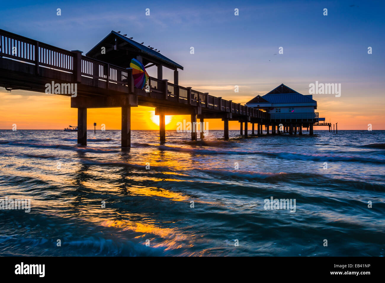 Angelsteg im Golf von Mexiko bei Sonnenuntergang, Clearwater Beach, Florida. Stockfoto