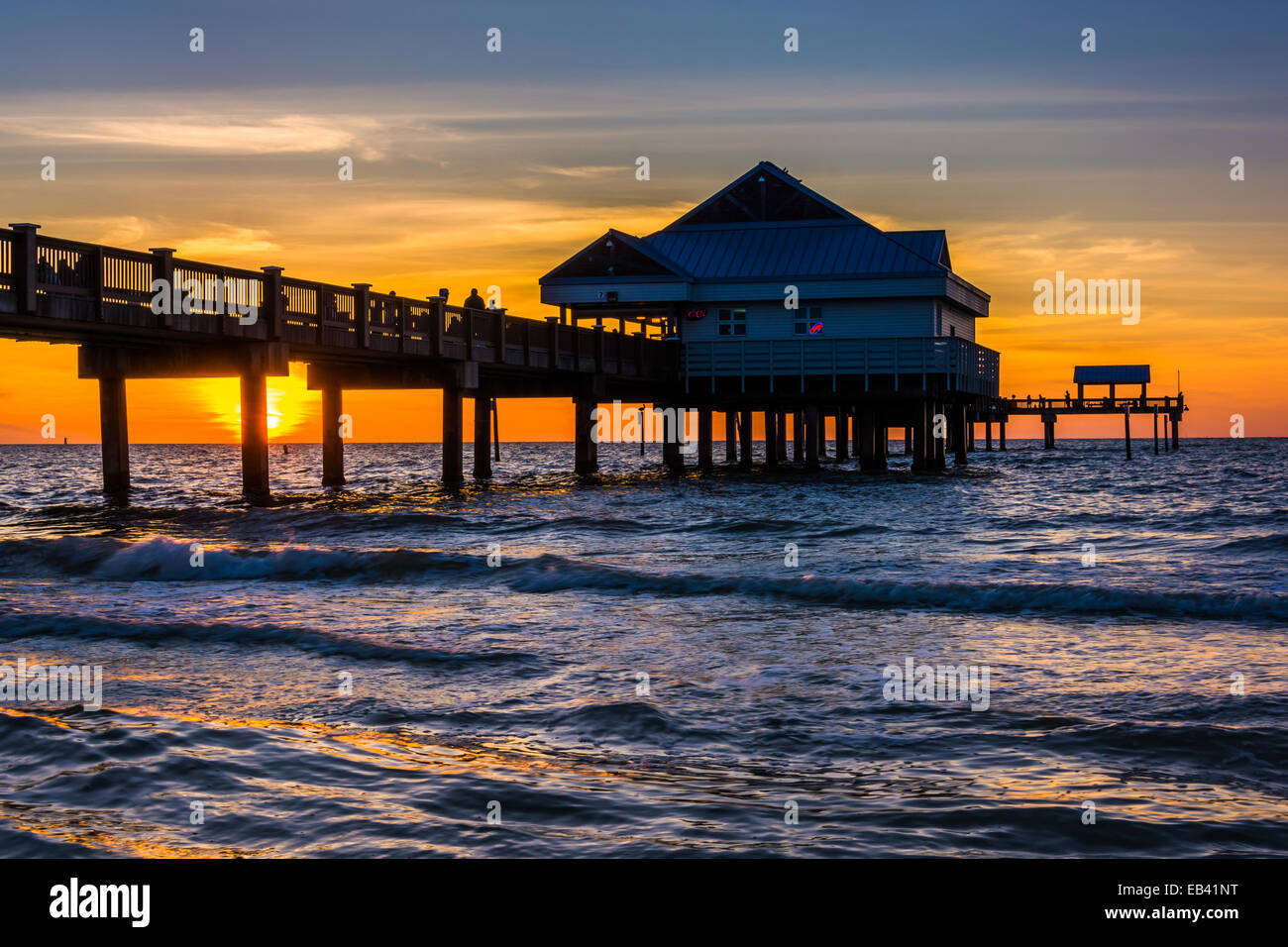 Angelsteg im Golf von Mexiko bei Sonnenuntergang, Clearwater Beach, Florida. Stockfoto