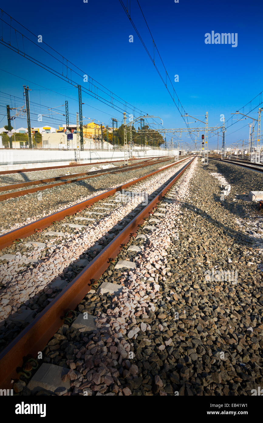 Bahngleise in der Nähe von einigen Gebäuden an einem sonnigen Tag Stockfoto