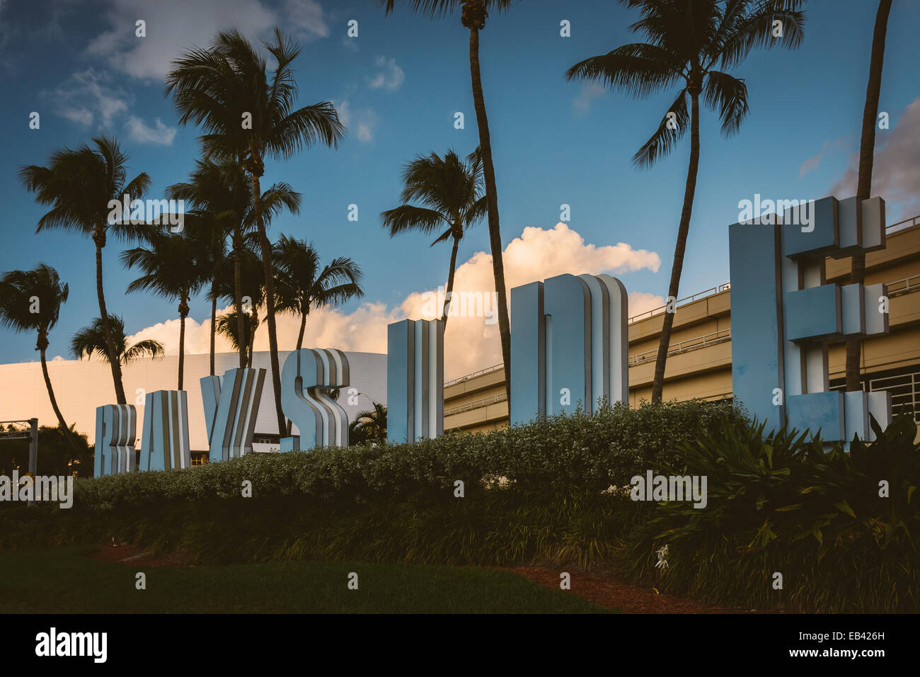 Palmen und Bayside unterzeichnen in der Innenstadt von Miami, Florida. Stockfoto