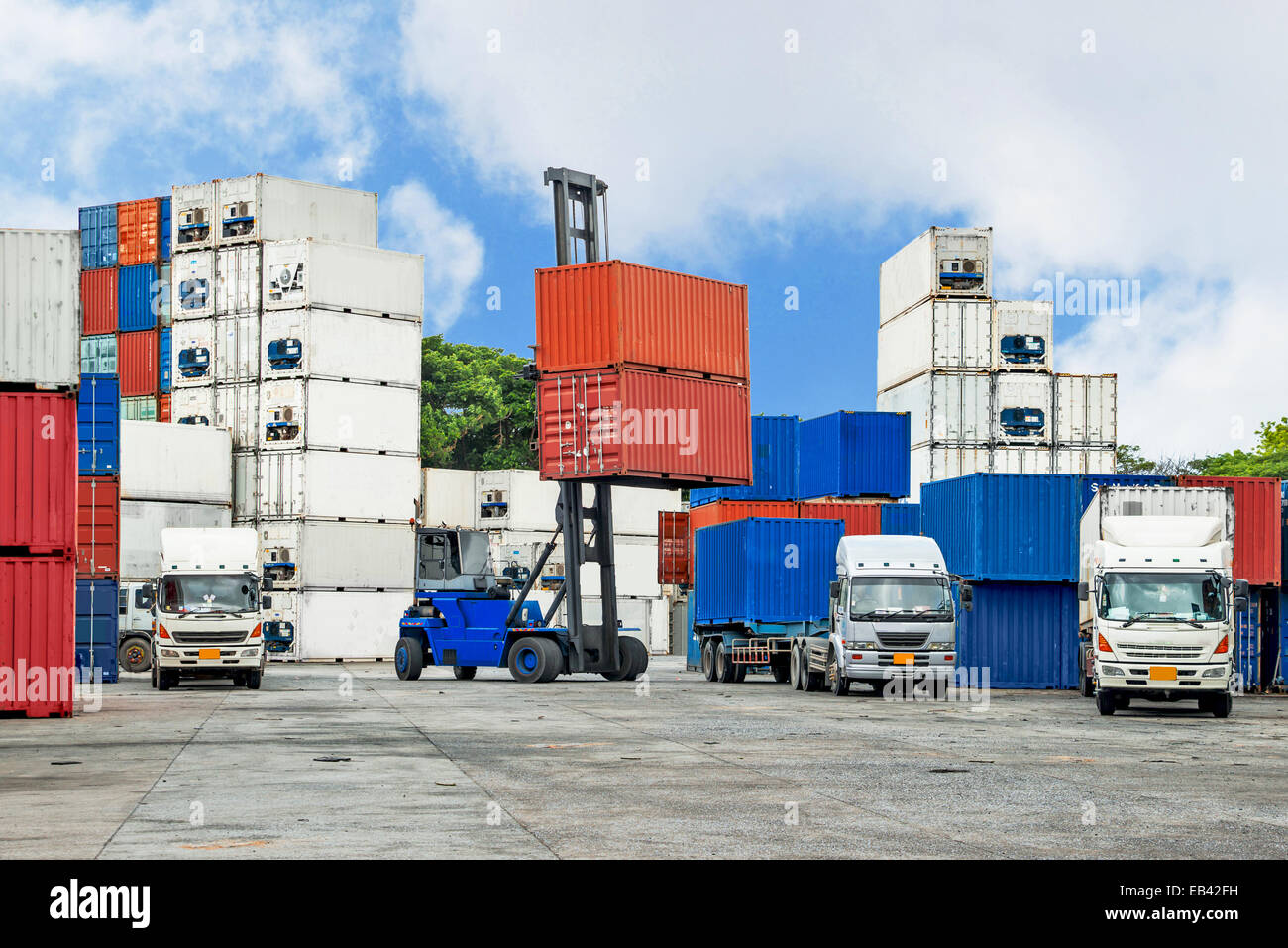 Kran-Lifter Umgang mit Containerbeladung Kasten LKW Import Export Logistik Zone Stockfoto