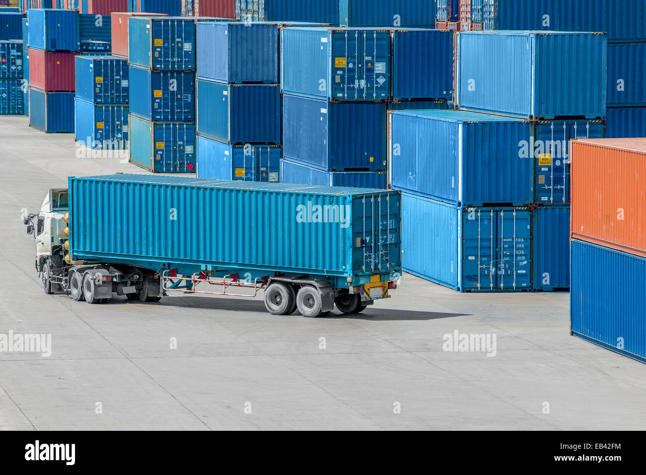 LKW in Container-depot Stockfoto