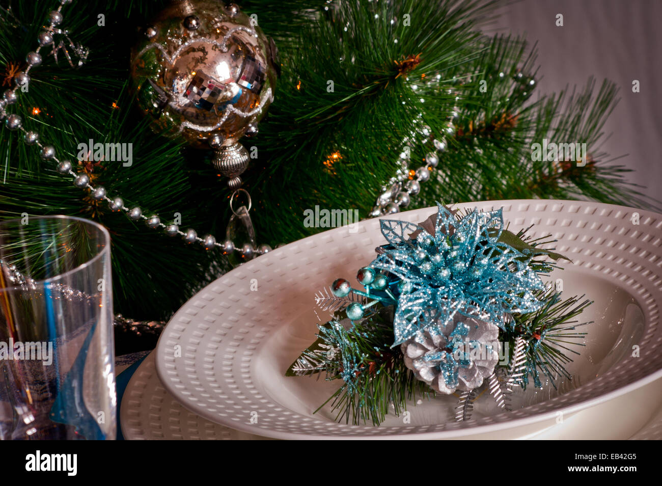 Tabelle für Weihnachtsessen mit Dekoration blau und Silber mit Weihnachtsbaum und die Stimmung zu Weihnachten Stockfoto