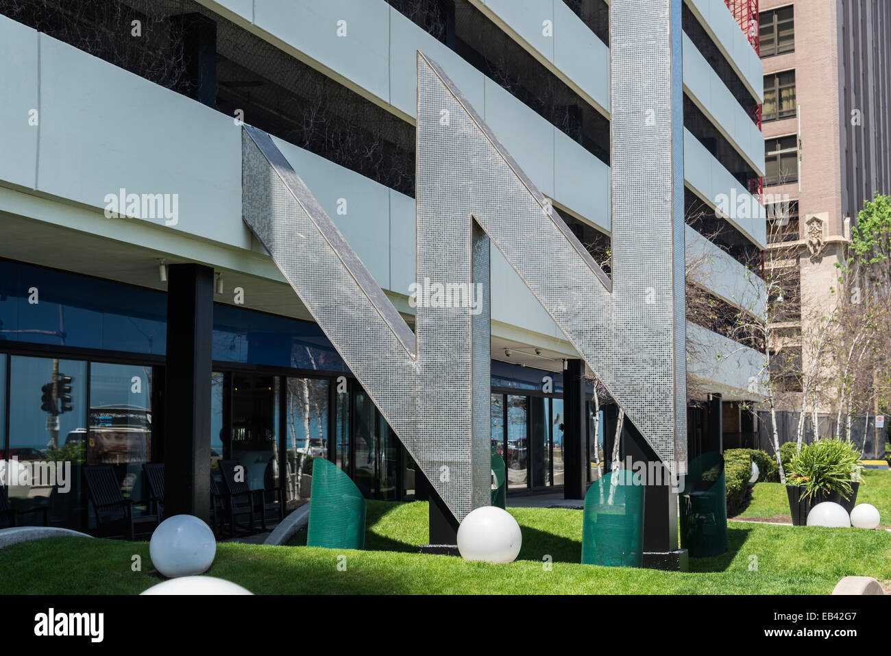 Der Buchstabe W außerhalb eines Gebäudes in Chicago. Stockfoto