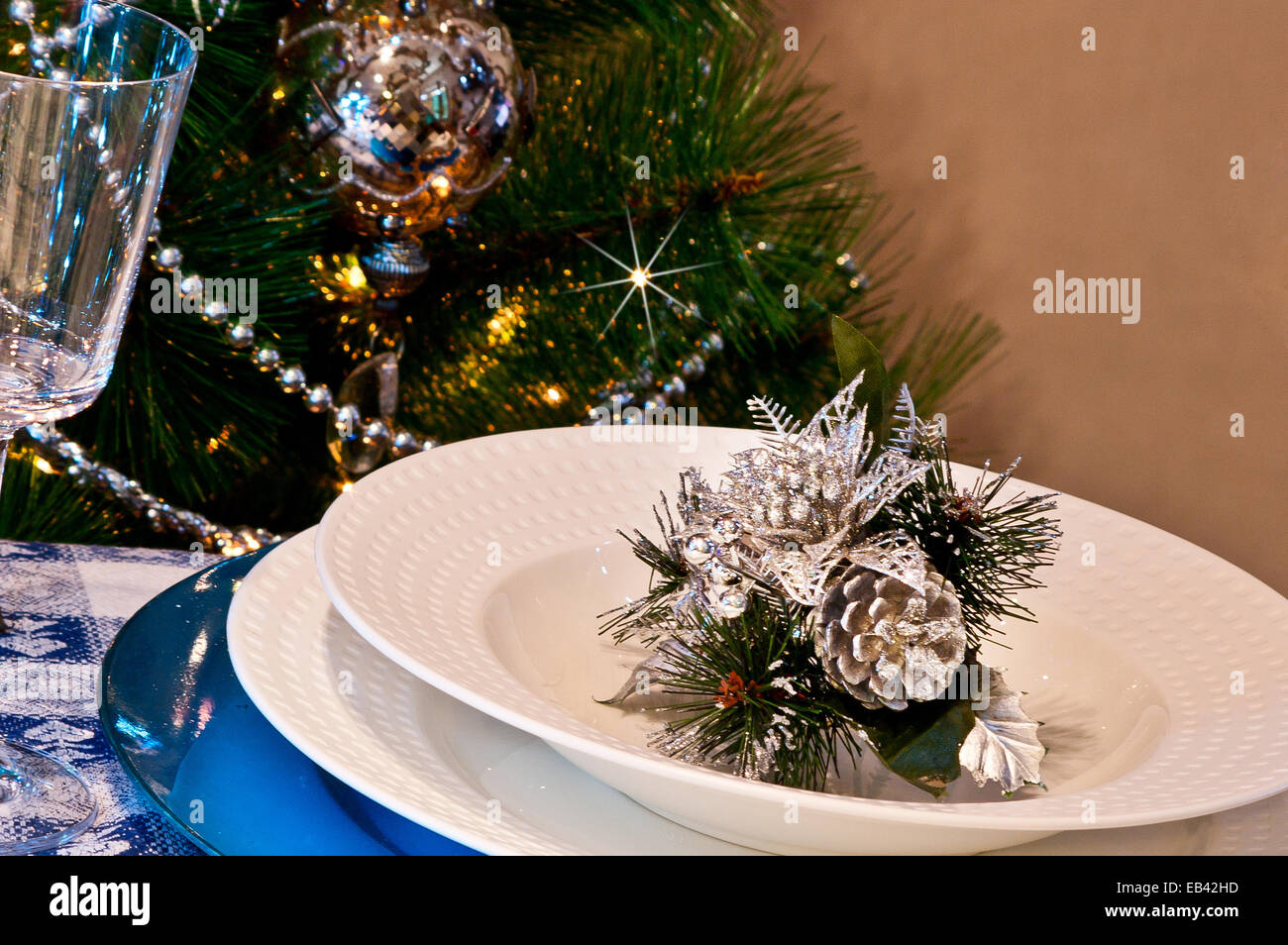 Tabelle für Weihnachtsessen mit Dekoration blau und Silber mit Weihnachtsbaum und die Stimmung zu Weihnachten Stockfoto