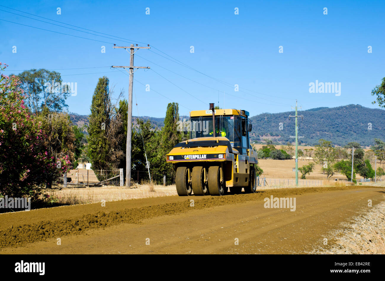 Pneumatische Reifenverdichter von Caterpillar bei Bauarbeiten auf Landstraßen in der Nähe von Tamworth, Australien Stockfoto