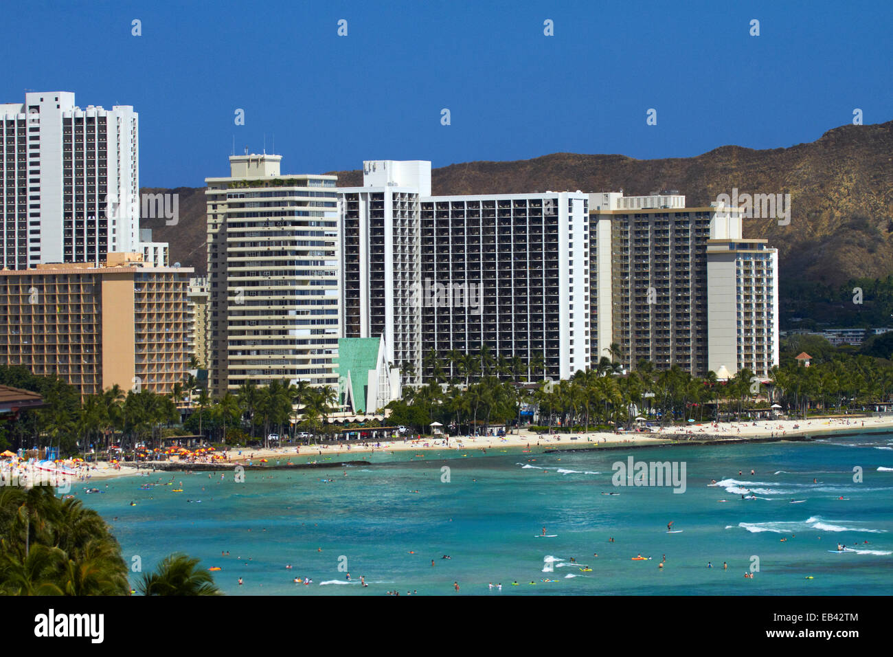 Hotels, Ferienwohnungen, St. Augustine durch das Meer Kirche und Surfer, Waikiki, Honolulu, Oahu, Hawaii, USA Stockfoto