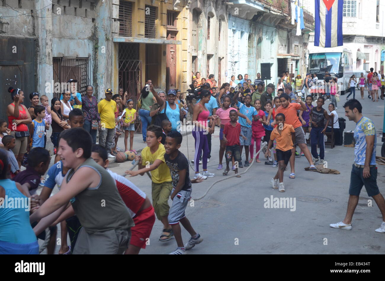 Schülerinnen und Schüler nehmen Teil an einem Sporttag / Tug-o-War auf den Straßen von Havanna Centro-Wettbewerb Stockfoto