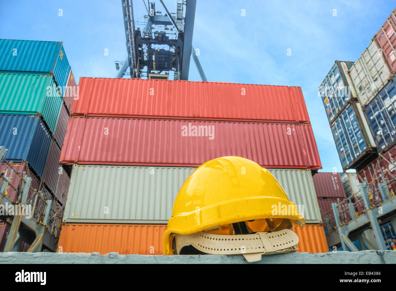 Gelb Schutzhelm auf Containerschiff Stockfoto
