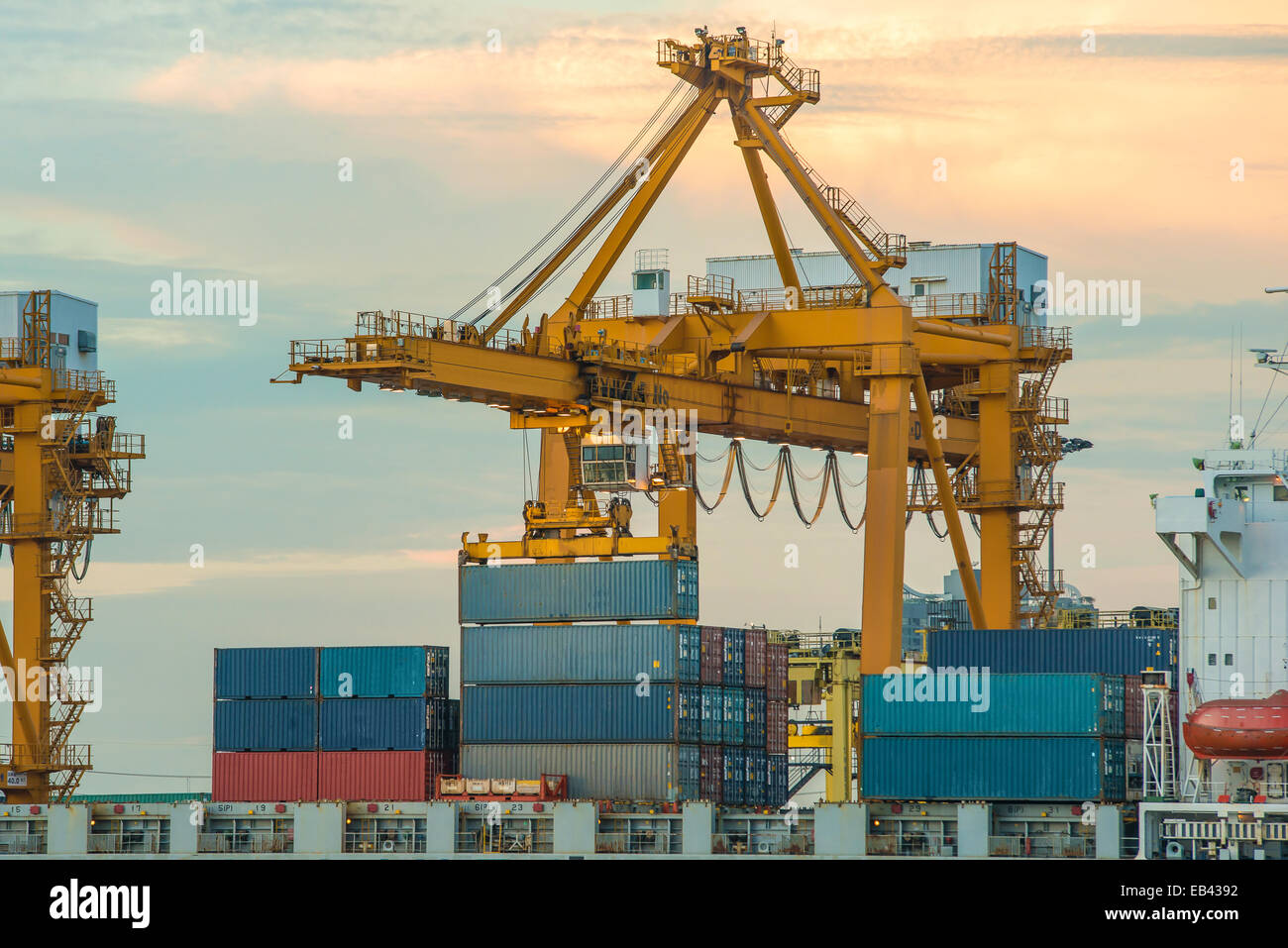 Container-Betrieb in Port-Serie Stockfoto