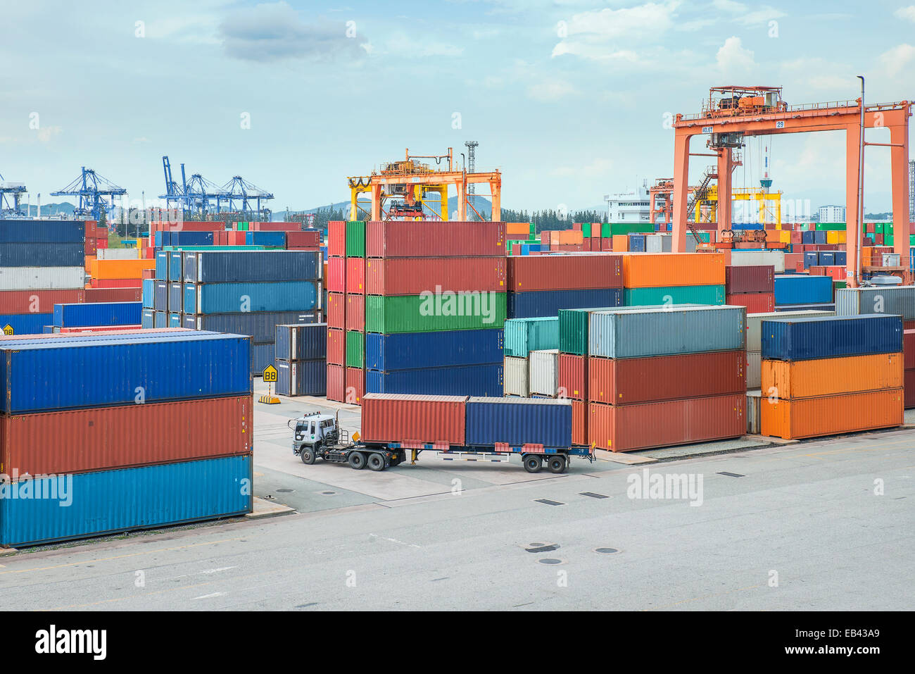 LKW trägt Container in ein Lager im dock Stockfoto