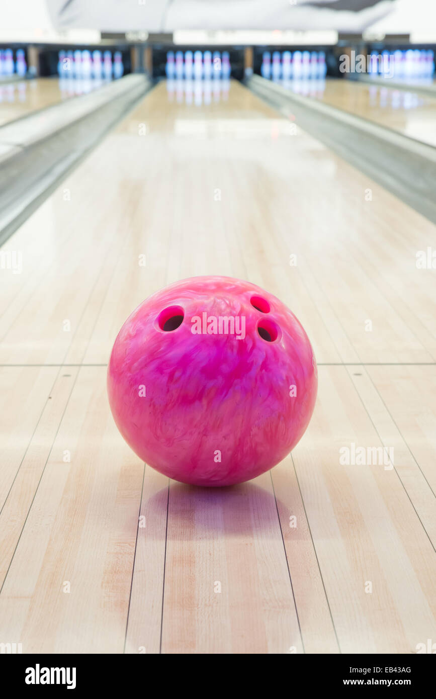 Nahaufnahme einer Bowling-Kugel in einer Gasse Stockfoto