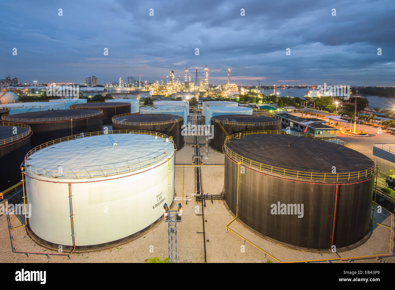 Landschaft des Öl-Raffinerie-Industrie mit Öltank Stockfoto