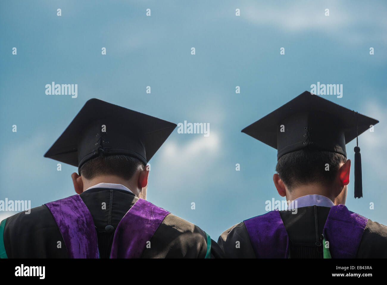 Rückseite des Absolventen mit blauem Himmel Stockfoto