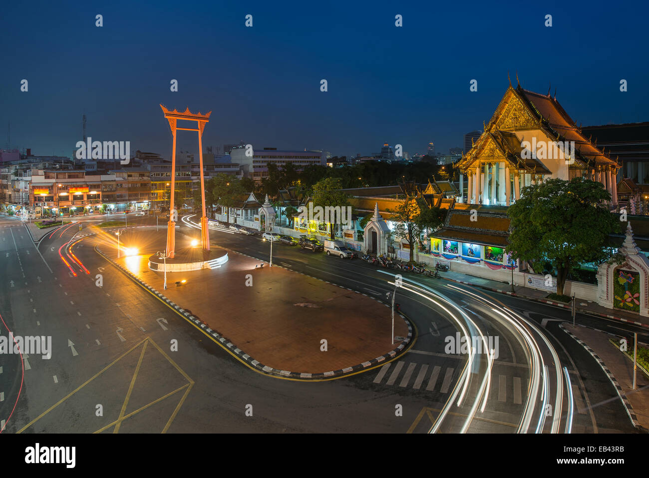 Die Riesenschaukel und Suthat Tempel zu Twilight Zeit, Bangkok, Thailand Stockfoto